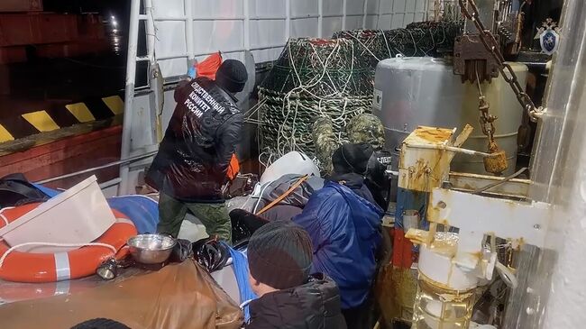 Осмотр лодки, на которой мужчина два месяца дрейфовал в Охотском море