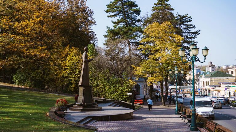 Памятник Солженицыну на улице Шаляпина в центре Кисловодска