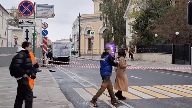 Оперативные службы на Большой Ордынке, где около машины обнаружен подозрительный предмет