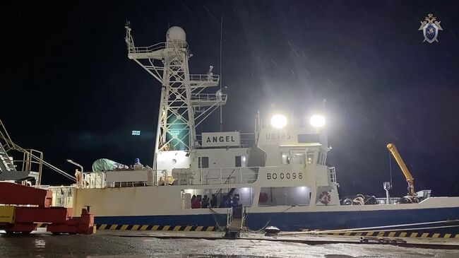 Рыболовецкий траулер Ангел в морском торговом порту Магадана