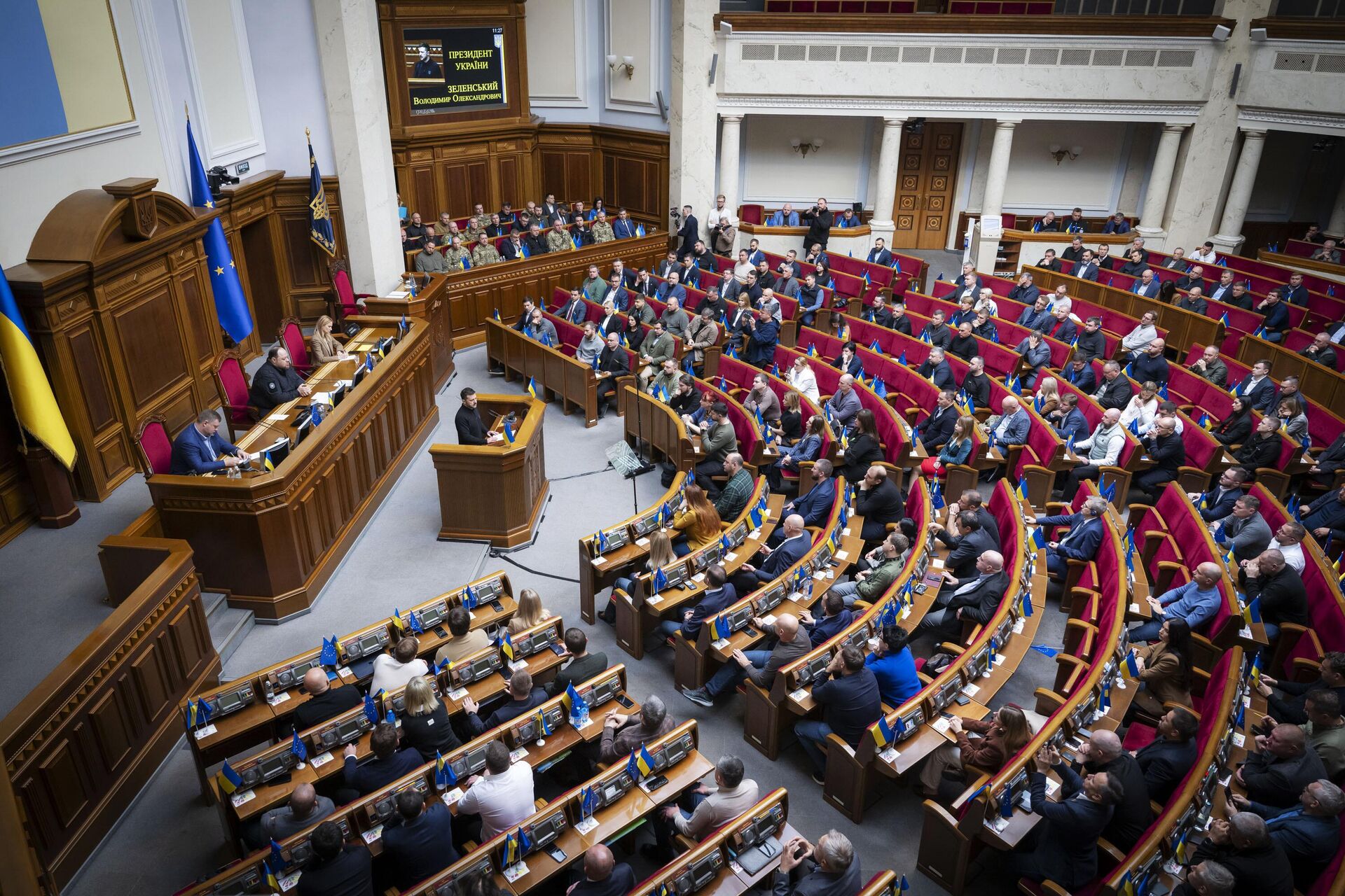 Владимир Зеленский во время выступления в Верховной раде Украины - РИА Новости, 1920, 16.10.2024