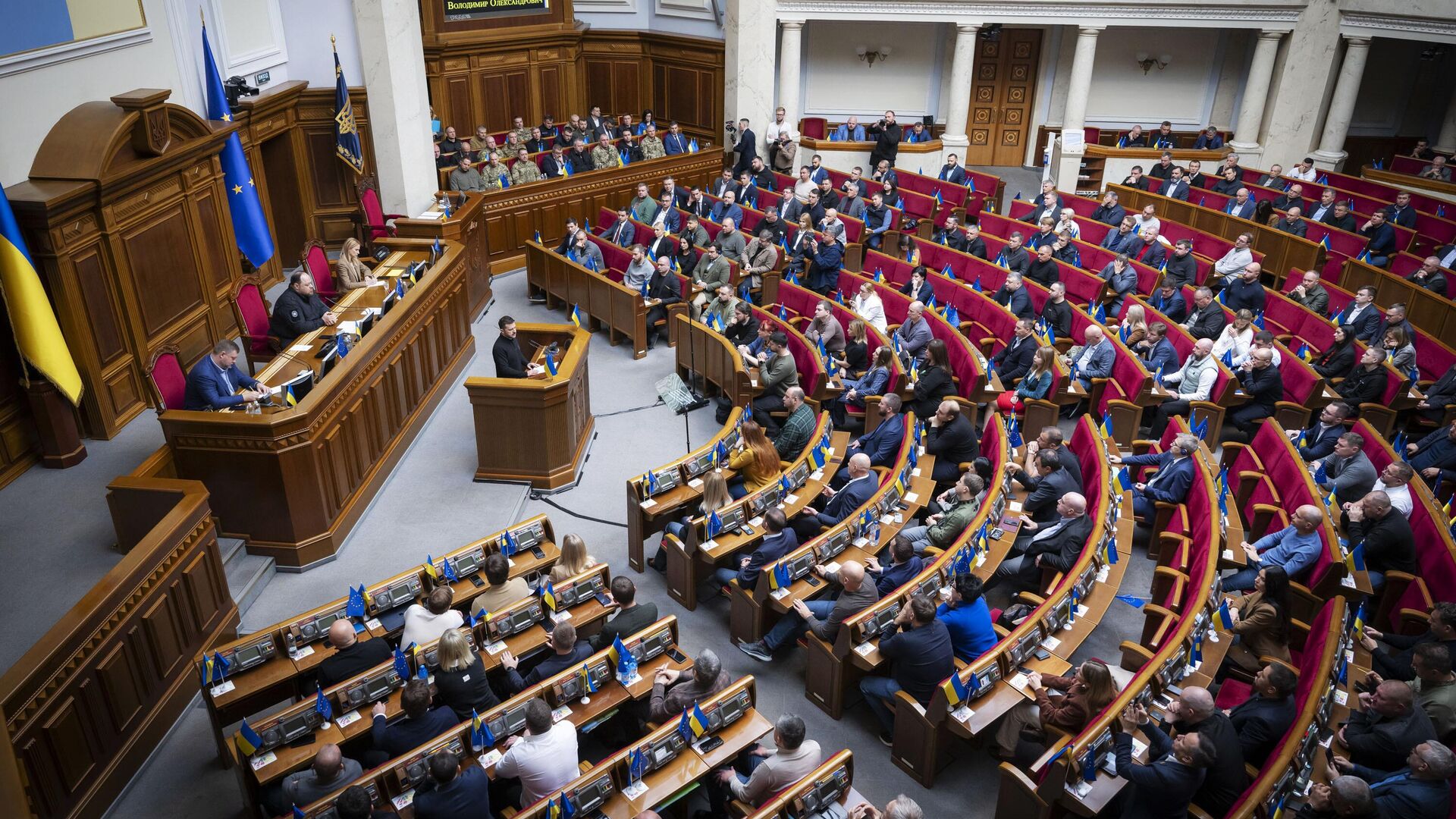 Владимир Зеленский во время выступления в Верховной раде Украины - РИА Новости, 1920, 17.10.2024