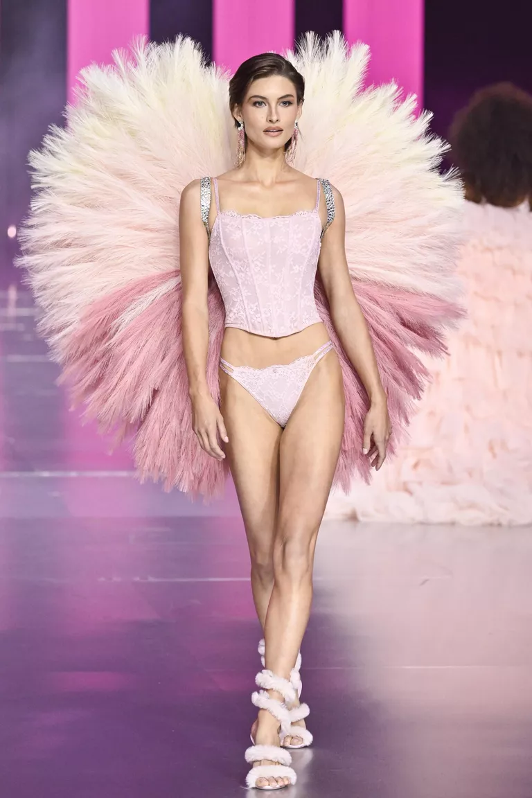 Элизабет Грейс на Victoria's Secret Fashion Show