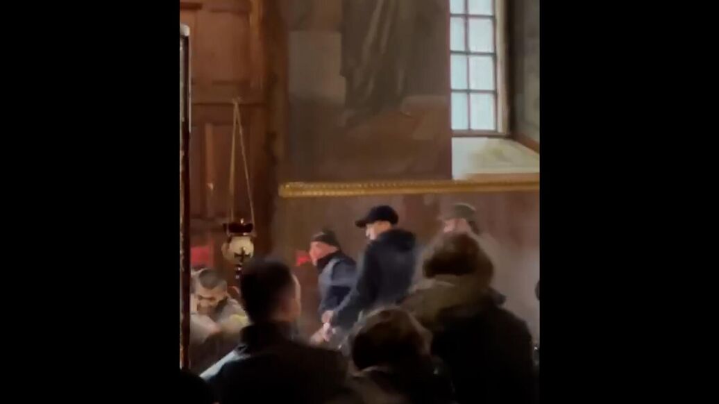 В Черкассах люди в масках открыли стрельбу по прихожанам храма УПЦ