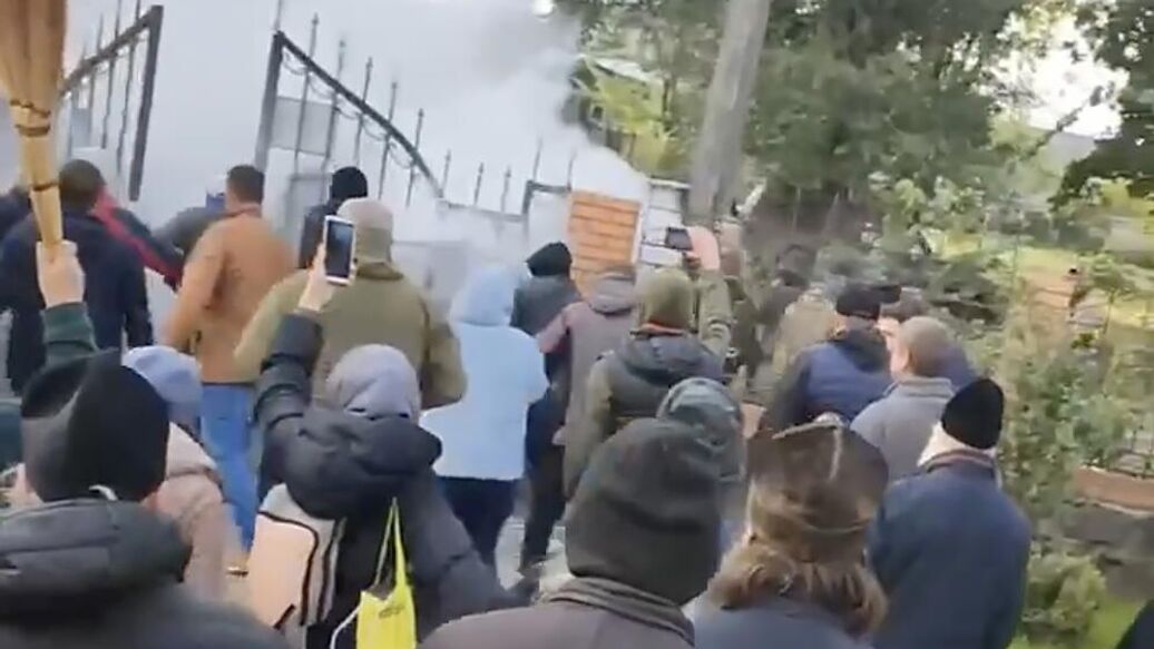 Вооруженные радикалы взяли штурмом собор УПЦ в Черкассах