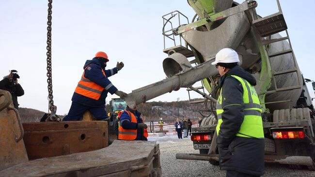 Заливка первой буронабивной сваи под опору Ленского моста в районе поселка Табага в Якутии 