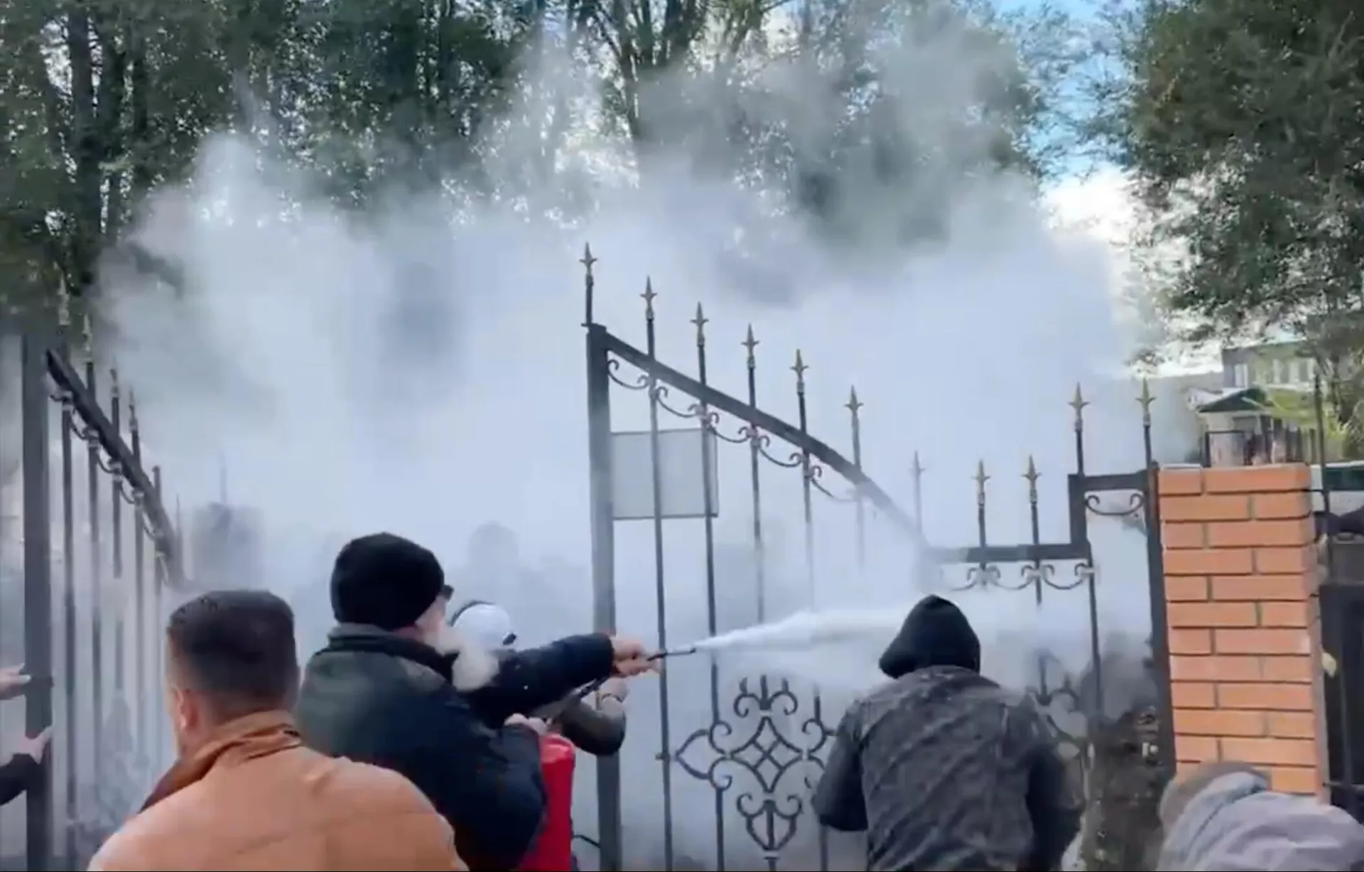 Попытка захвата Михайловского кафедрального собора УПЦ в Черкассах, Украина. Кадр видео Попытка захвата Михайловского кафедрального собора УПЦ в Черкассах, Украина. Кадр видео - РИА Новости, 1920, 01.11.2024