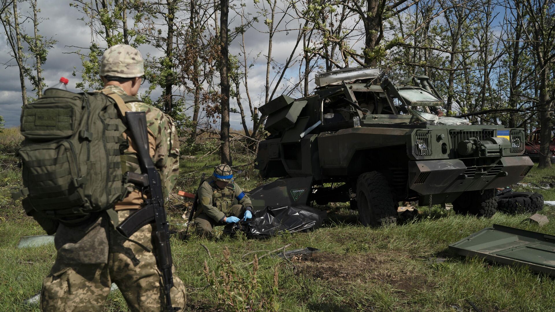 Украинские военнослужащие рядом с уничтоженным бронетранспортером ВСУ в Харьковской области - РИА Новости, 1920, 19.10.2024