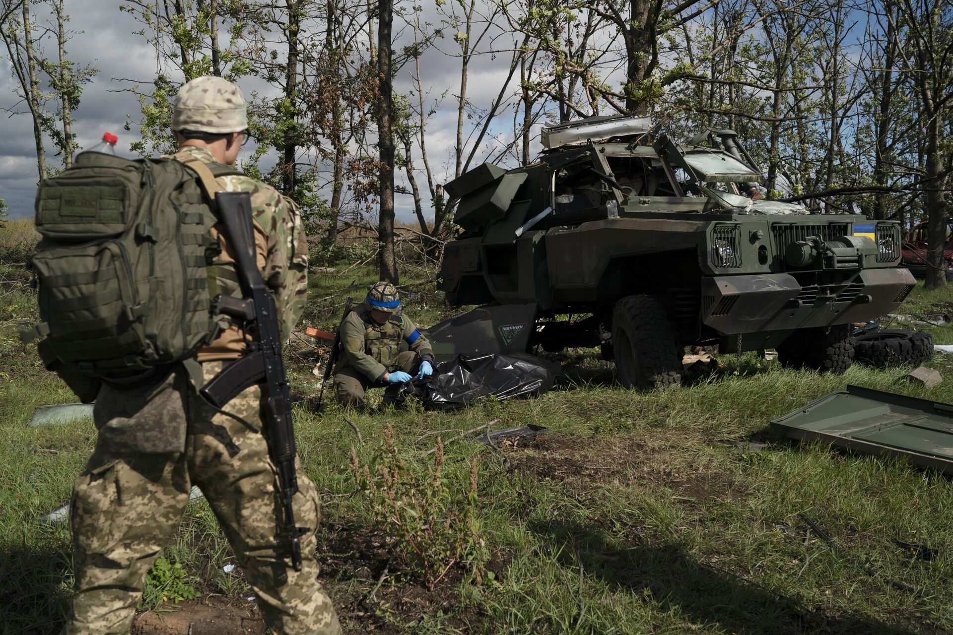 Украинские военнослужащие рядом с уничтоженным бронетранспортером ВСУ в Харьковской области - РИА Новости, 1920, 24.10.2024