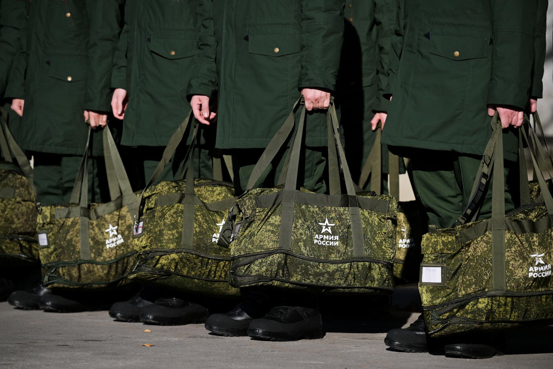 Призывники в сборном пункте в Новосибирской области перед отправкой к местам несения службы в Вооруженных силах Российской Федерации - РИА Новости, 1920, 30.09.2025