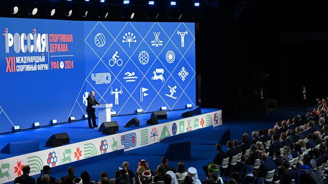 Президент России Владимир Путин выступает на пленарном заседании Международного спортивного форума Россия - спортивная держава в 2024 году