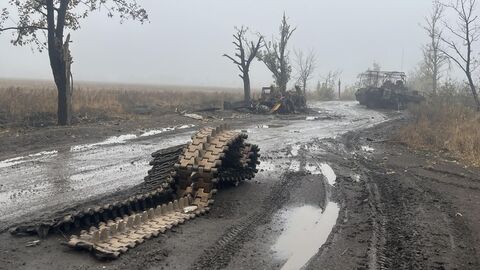 Разбитая техника вдоль трассы