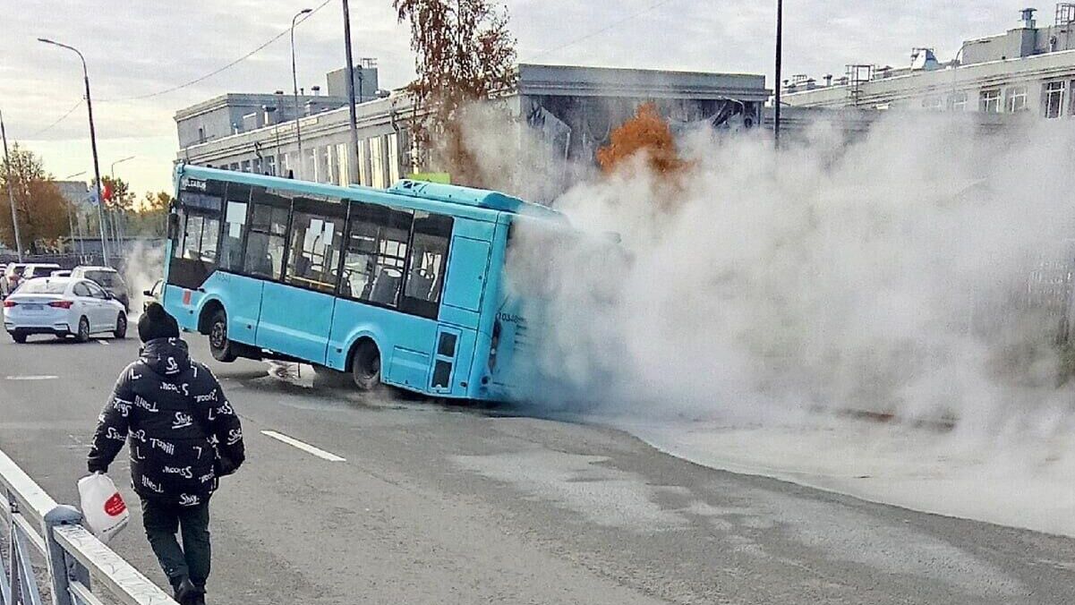  Автобус задним колесом провалился в яму в асфальте в Санкт-Петербурге - РИА Новости, 1920, 18.10.2024