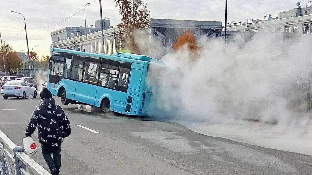 В Петербурге автобус провалился в яму с кипятком