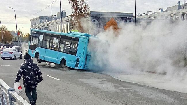  Автобус задним колесом провалился в яму в асфальте в Санкт-Петербурге