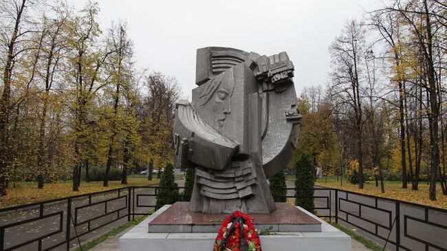 Памятник погибшим футбольным болельщикам в Лужниках