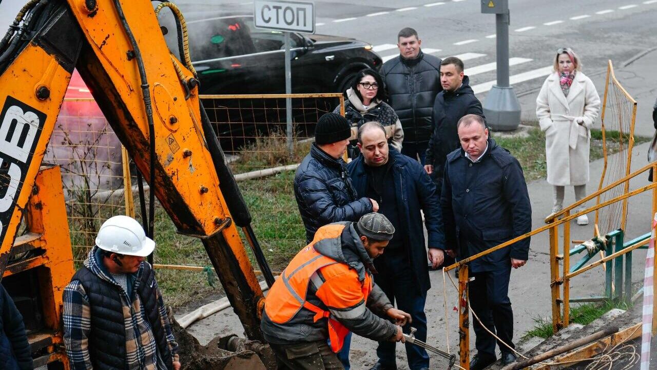 Глава городского округа Химки Дмитрий Волошин проверяет работы на теплосетях - РИА Новости, 1920, 18.10.2024