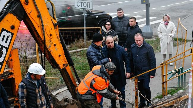 Глава городского округа Химки Дмитрий Волошин проверяет работы на теплосетях