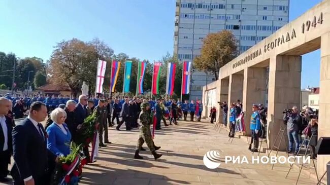 Возложение венков к памятнику погибшим советским воинам в Сербии