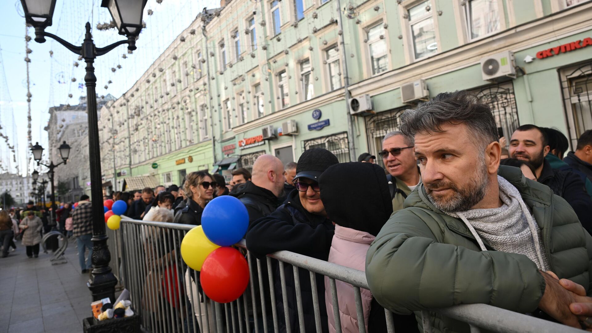 Граждане Молдавии стоят в очереди на избирательный участок на выборах президента и конституционном референдуме по вопросу евроинтеграции перед посольством Молдавии в центре Москвы - РИА Новости, 1920, 21.10.2024