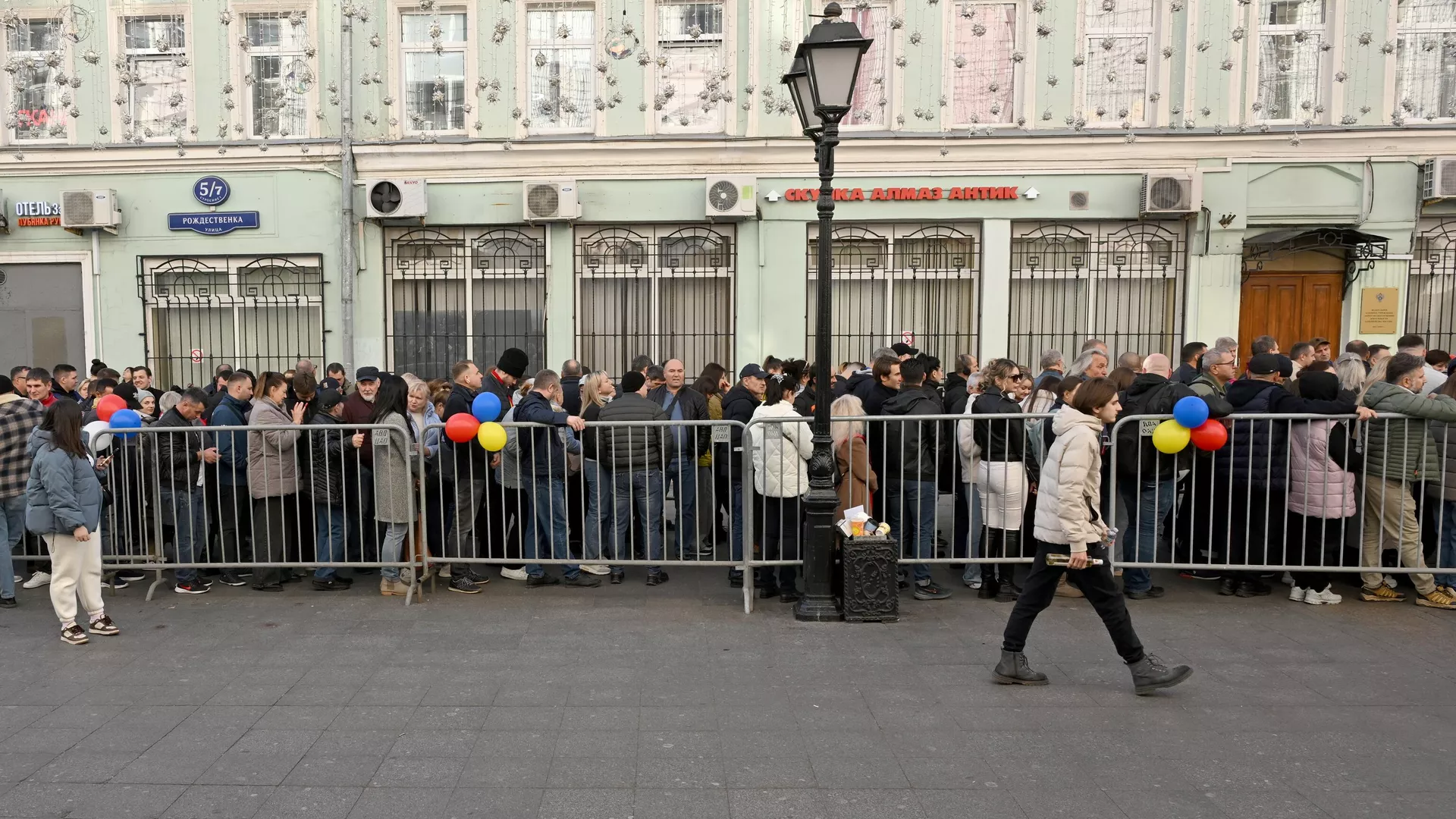 Des citoyens moldaves font la queue au bureau de vote pour les élections présidentielles et le référendum constitutionnel sur l'intégration européenne devant l'ambassade de Moldavie au centre de Moscou - RIA Novosti, 1920, 20/10/2024