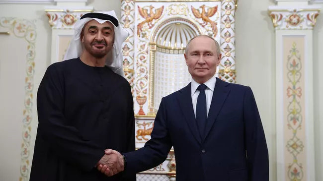 Президент Владимир Путин и президент ОАЭ Мухаммед Бен Заид Аль Нахайян во время встречи в Ново-Огарево