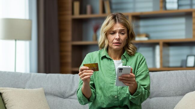 Девушка с телефоном и банковской картой