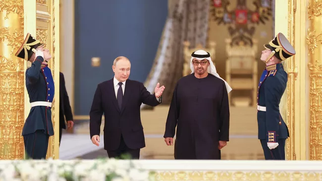 Президент РФ Владимир Путин и президент ОАЭ Мухаммед Бен Заид Аль Нахайян во время российско-эмиратских переговоров.