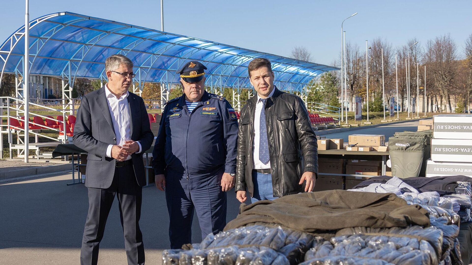 Губернатор Тульской области Дмитрий Миляев осматривает вещи, переданные военнослужащим - РИА Новости, 1920, 21.10.2024