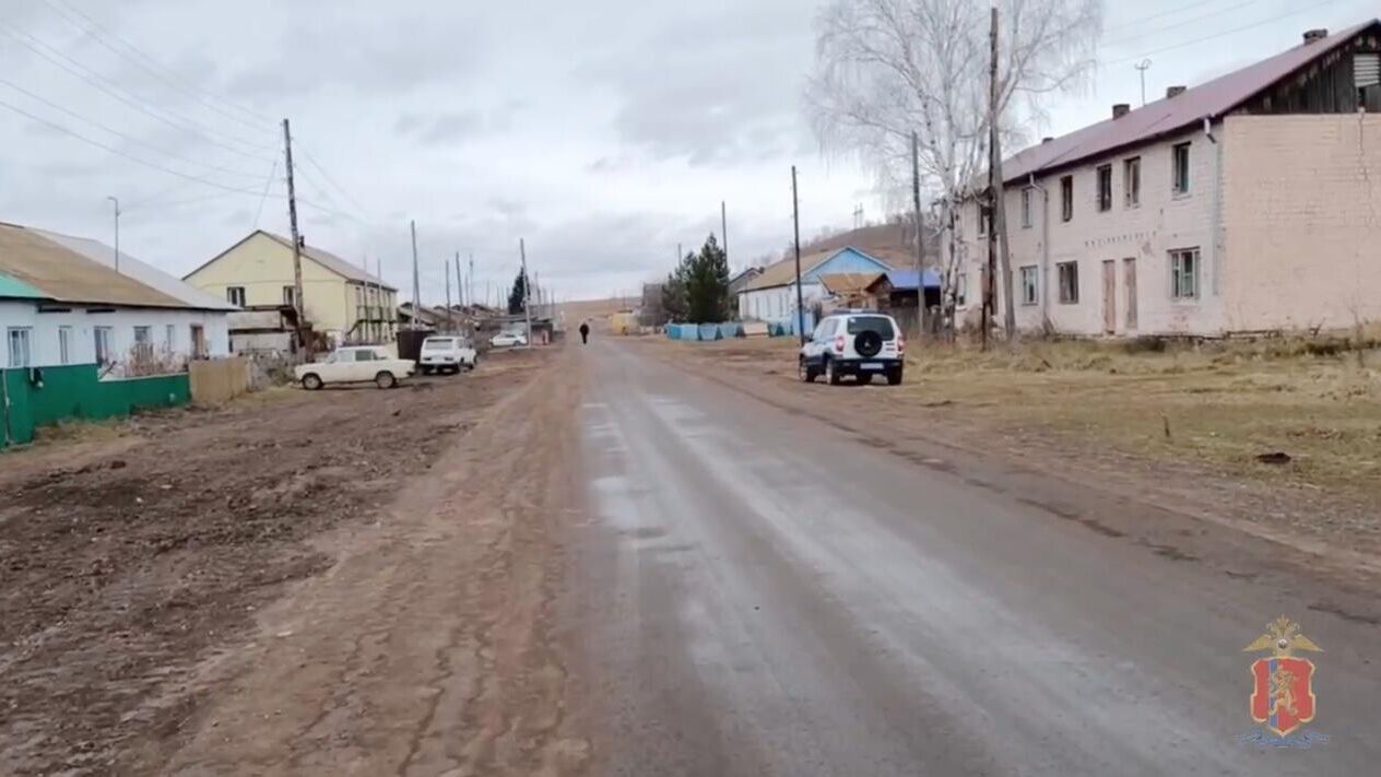 Несовершеннолетние обнаружены сотрудниками полиции в одном из заброшенных домов в селе Парная. Кадр видео - РИА Новости, 1920, 22.10.2024