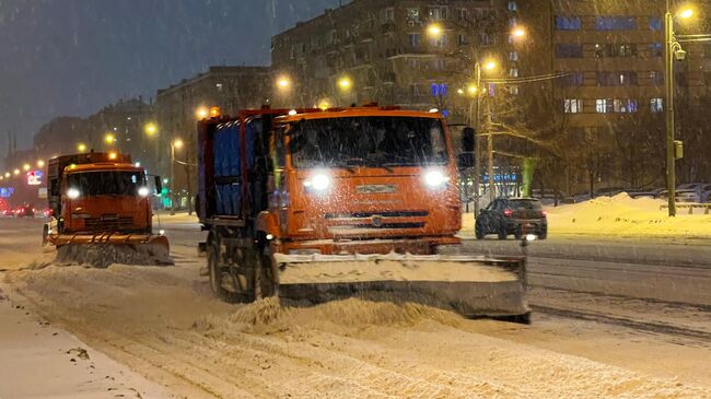 Работа снегоуборочной техники в Москве