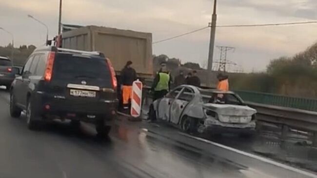 Автомобиль BMW сгорел после ДТП на 34 километре трассы М-2 Крым. Кадр видео