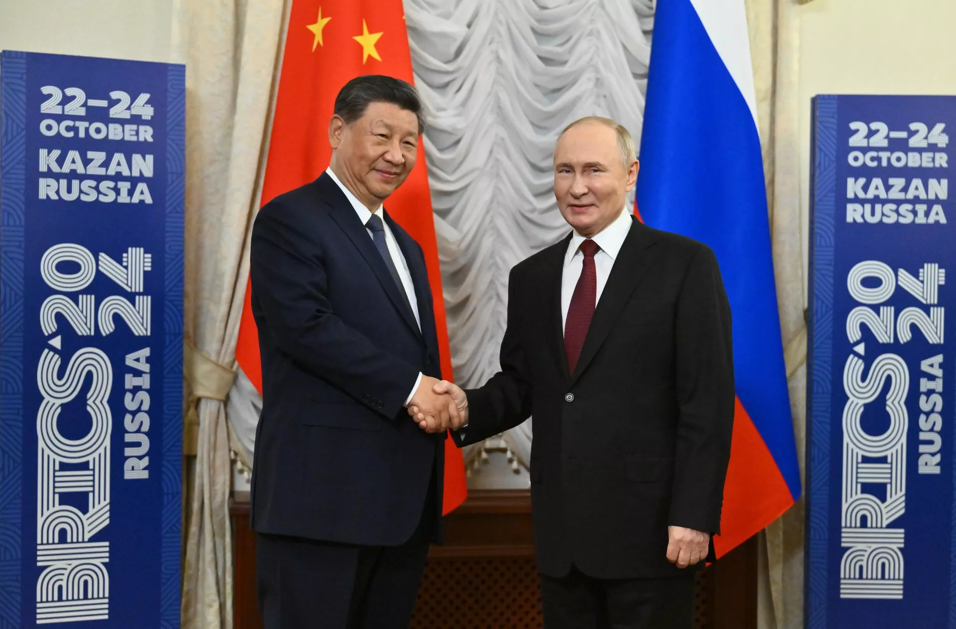 Президент Владимир Путин и председатель КНР Си Цзиньпин во время встречи в рамках XVI саммита БРИКС в Казани Президент Владимир Путин и председатель КНР Си Цзиньпин во время встречи в рамках XVI саммита БРИКС в Казани - РИА Новости, 1920, 24.10.2024