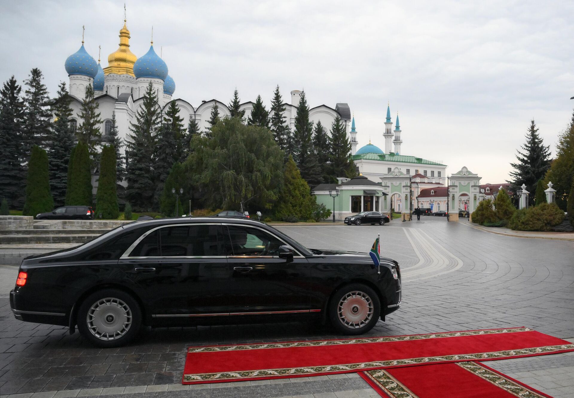 Автомобиль президента ЮАР Сирила Рамафозы перед началом встречи с президентом РФ Владимиром Путиным в рамках XVI саммита БРИКС в Казани - РИА Новости, 1920, 22.10.2024