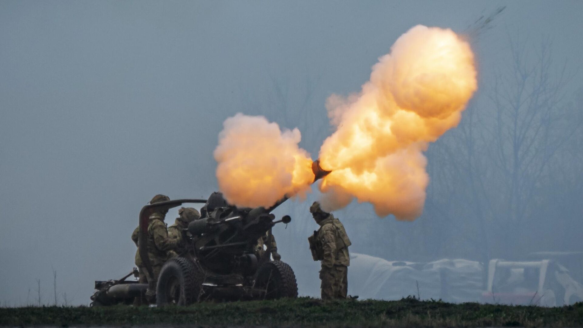 Американские военнослужащие стреляют из артиллерийского орудия во время учений в Румынии - РИА Новости, 1920, 23.10.2024