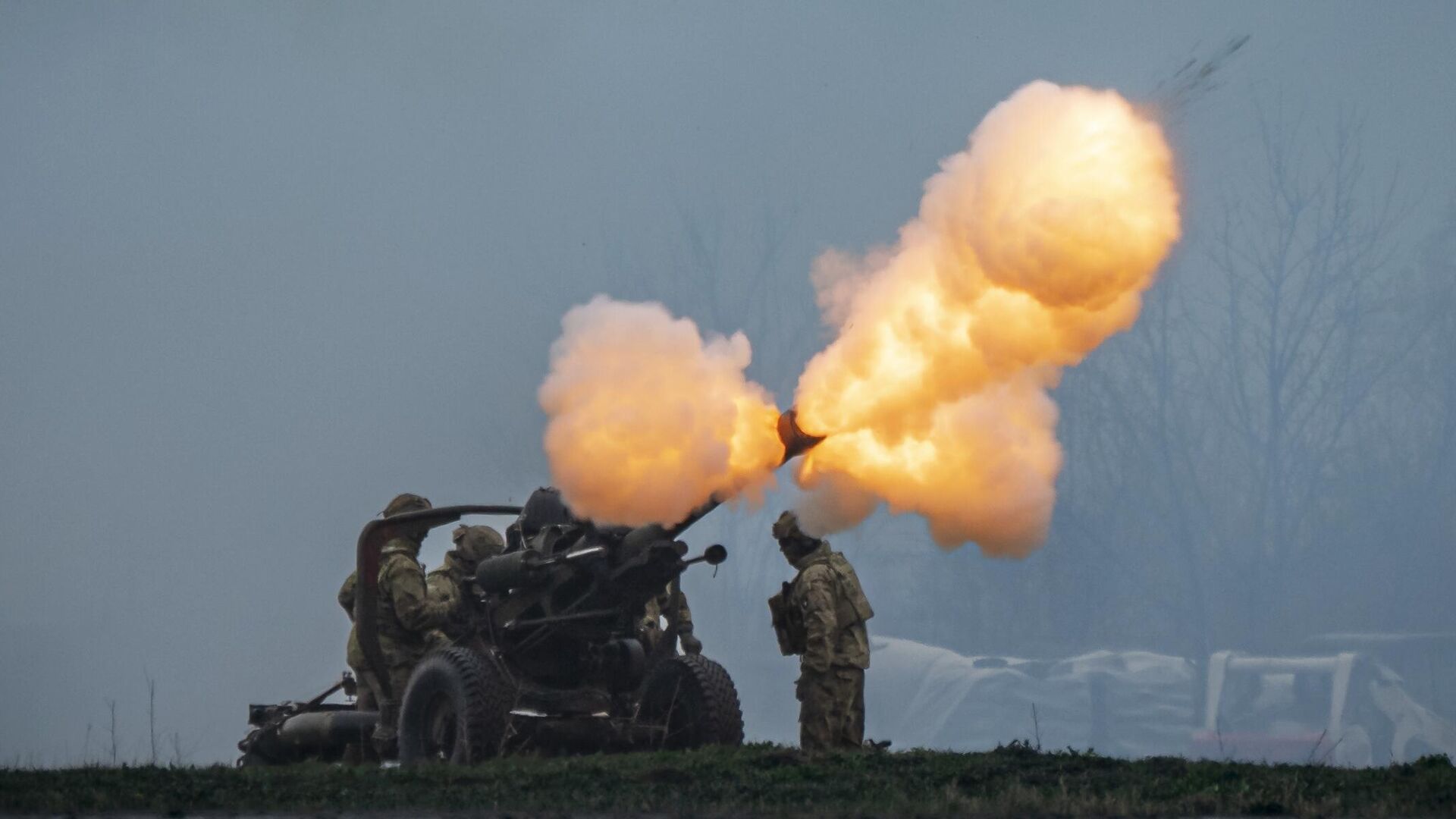 Американские военнослужащие стреляют из артиллерийского орудия во время учений в Румынии - РИА Новости, 1920, 23.10.2024