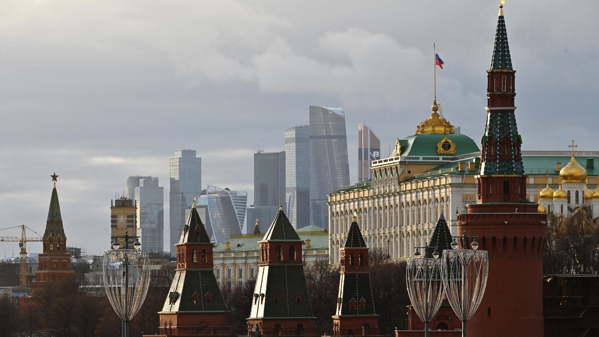 Московский Кремль и небоскребы делового центра Москва-сити - РИА Новости, 1920, 28.10.2024