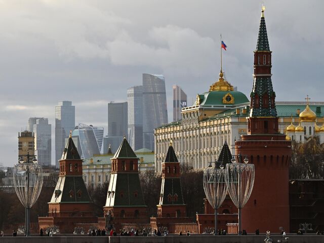 Московский Кремль и небоскребы делового центра Москва-сити