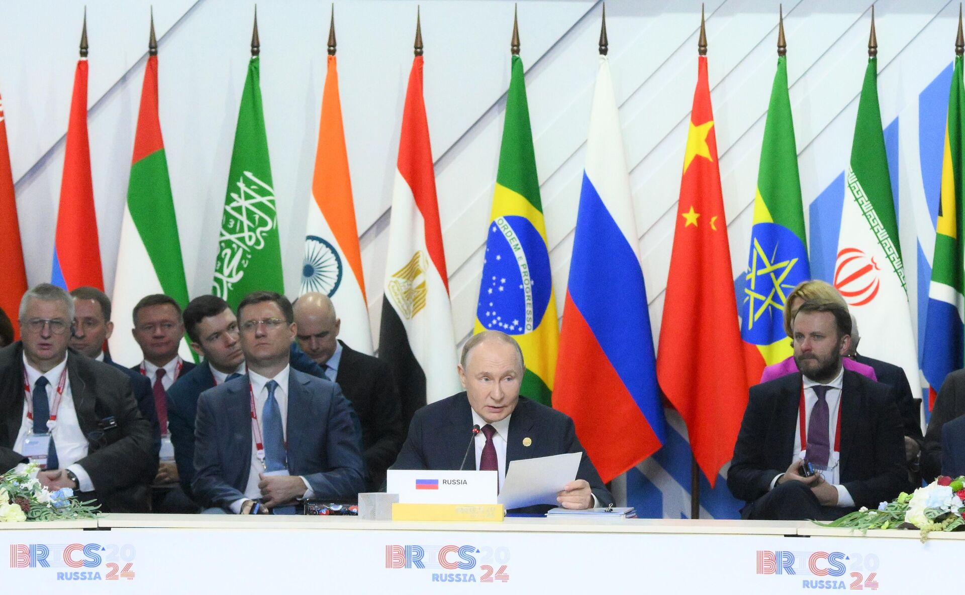 Президент РФ Владимир Путин на заседании глав делегаций стран БРИКС в расширенном составе в рамках XVI саммита БРИКС в Казани Президент РФ Владимир Путин на заседании глав делегаций стран БРИКС в расширенном составе в рамках XVI саммита БРИКС в Казани - РИА Новости, 1920, 18.02.2025