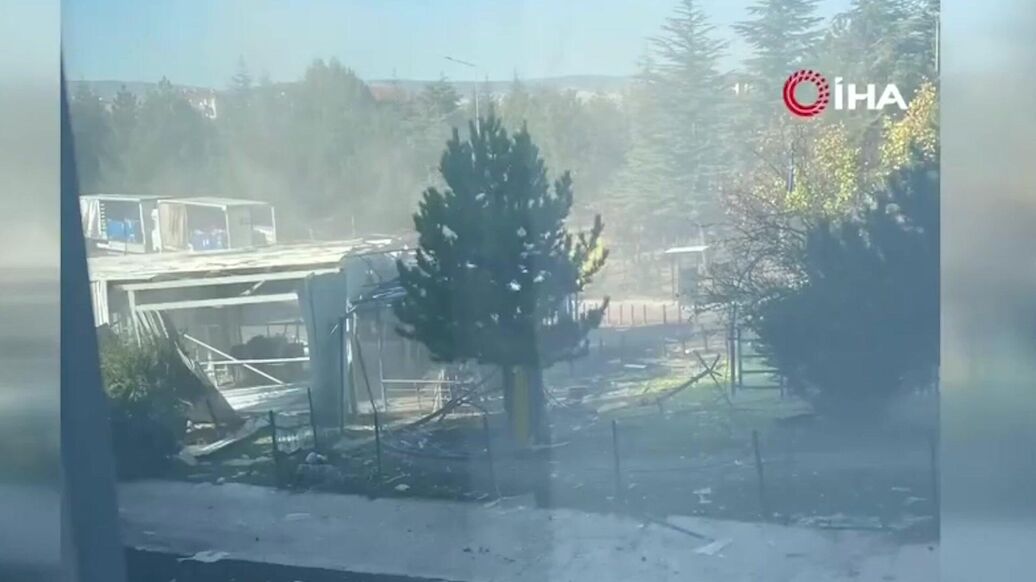 © AP Photo / Yavuz Ozden<br>Аварийные бригады и группы безопасности недалеко от здания турецкой компании TUSAŞ на окраине Анкары, Турция