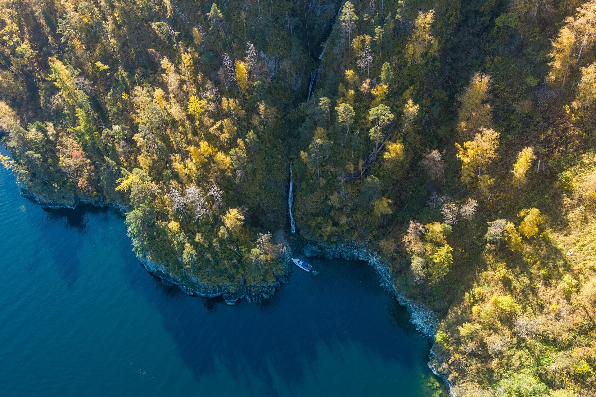 Вид на водопад, Телецкое озеро и заповедник, Республика Алтай Вид на водопад, Телецкое озеро и заповедник, Республика Алтай