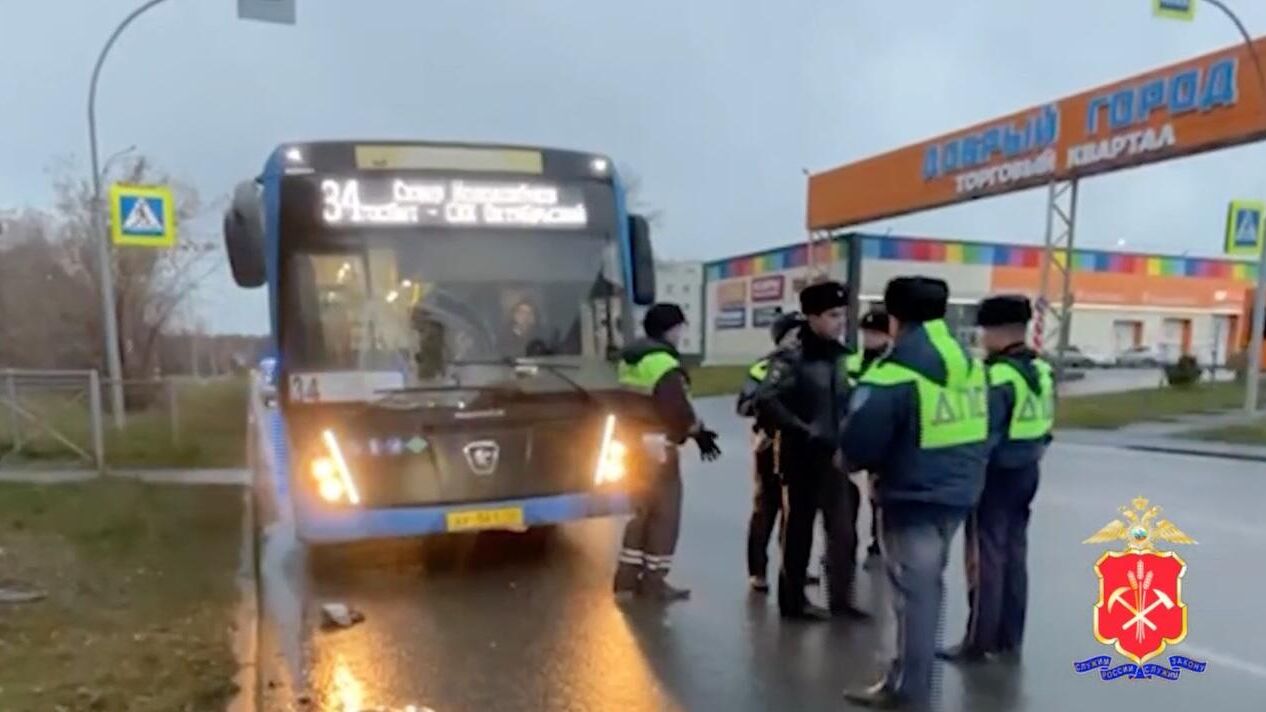 Сотрудники ДПС на мете ДТП в Кемерово, в результате которого погибла женщина-пешеход. Кадр видео - РИА Новости, 1920, 25.10.2024