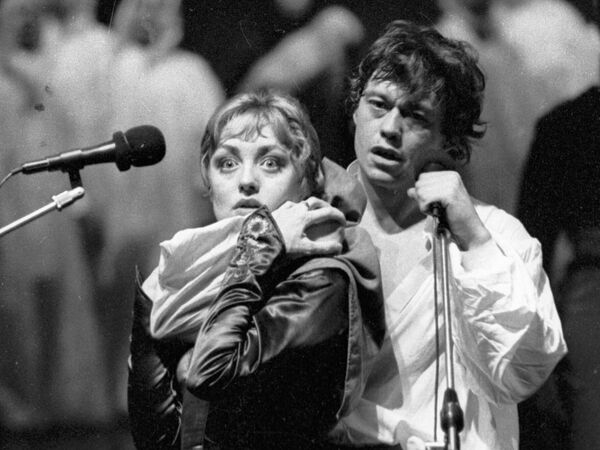 Е. Шанина и Н. Караченцов в спектакле Юнона и Авось Е. Шанина и Н. Караченцов в спектакле Юнона и Авось