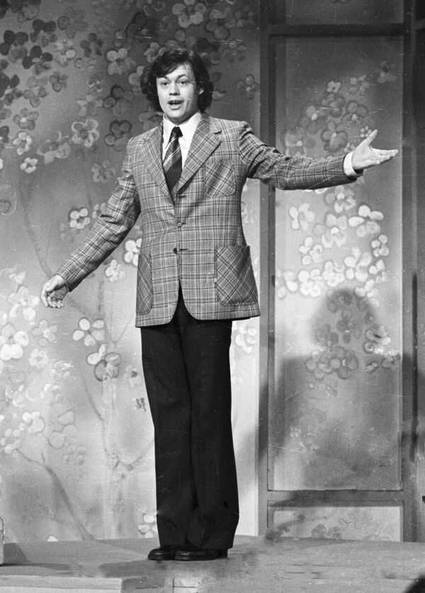 Актер театра Ленком Николай Караченцов ведет передачу Голубой огонек Актер театра Ленком Николай Караченцов ведет передачу Голубой огонек