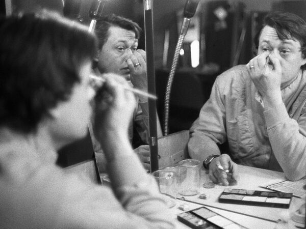 Заслуженный артист РСФСР Николай Караченцов в гримерной Заслуженный артист РСФСР Николай Караченцов в гримерной