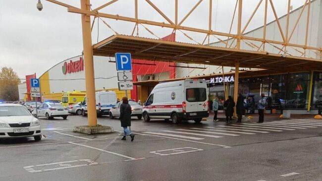 Автомобили скорой помощи у гипермакрета Окей в Санкт-Петербурге. 25 октября 2024