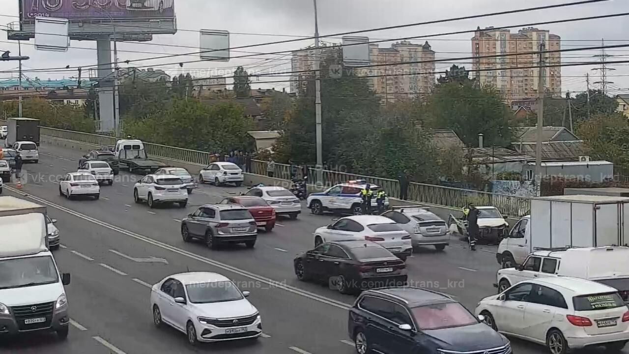 На первом Северном мосту в Краснодаре автомобиль вылетел на встречную полосу и врезался в ехавшие автомобили - РИА Новости, 1920, 25.10.2024