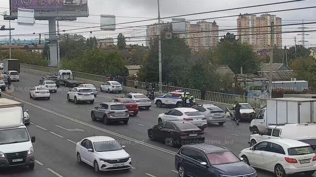 На первом Северном мосту в Краснодаре автомобиль вылетел на встречную полосу и врезался в ехавшие автомобили