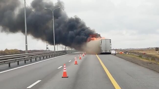 Автобус Volvo загорелся на трассе М-4 Дон в Воронежской области. Кадр видео