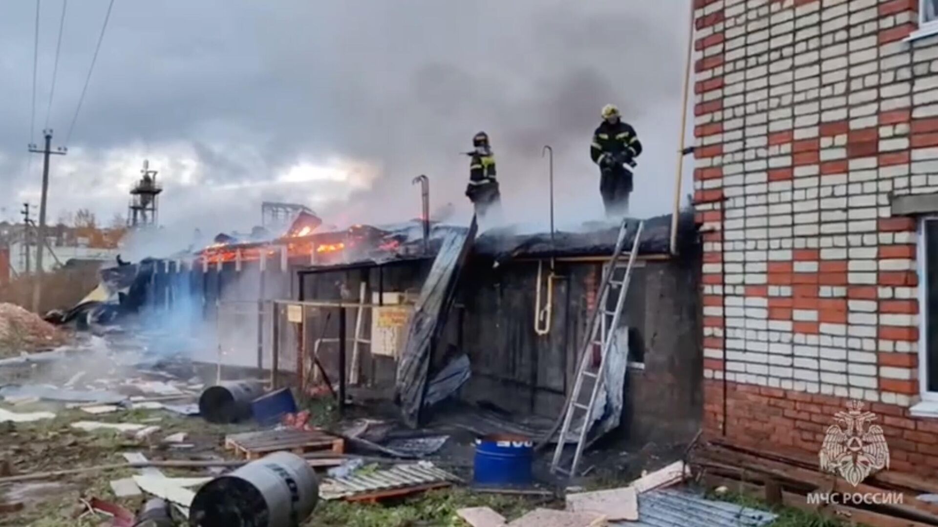 Сотрудники МЧС во время ликвидации пожара в Чувашии. Кадр видео - РИА Новости, 1920, 25.10.2024